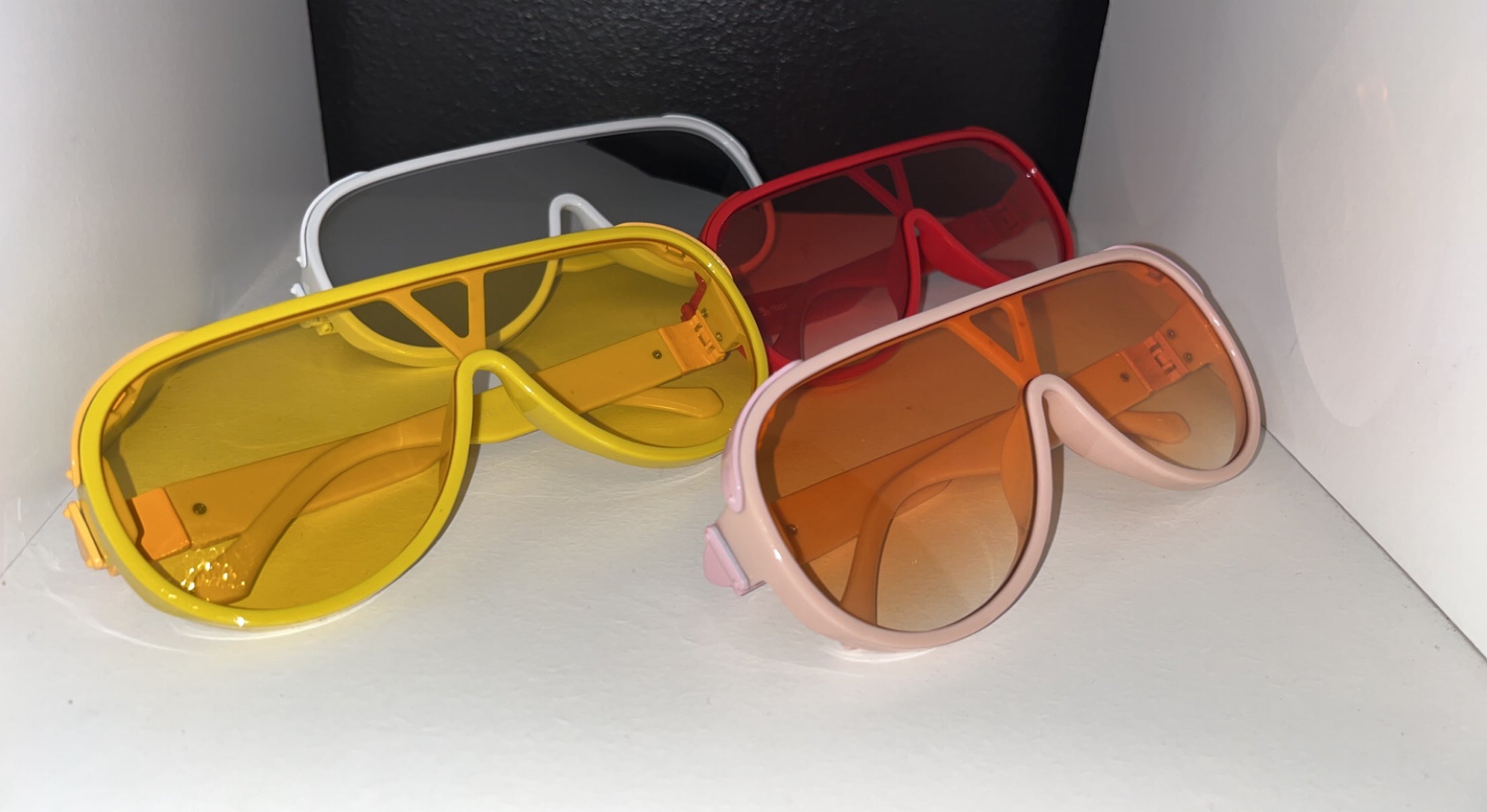 Ari shades