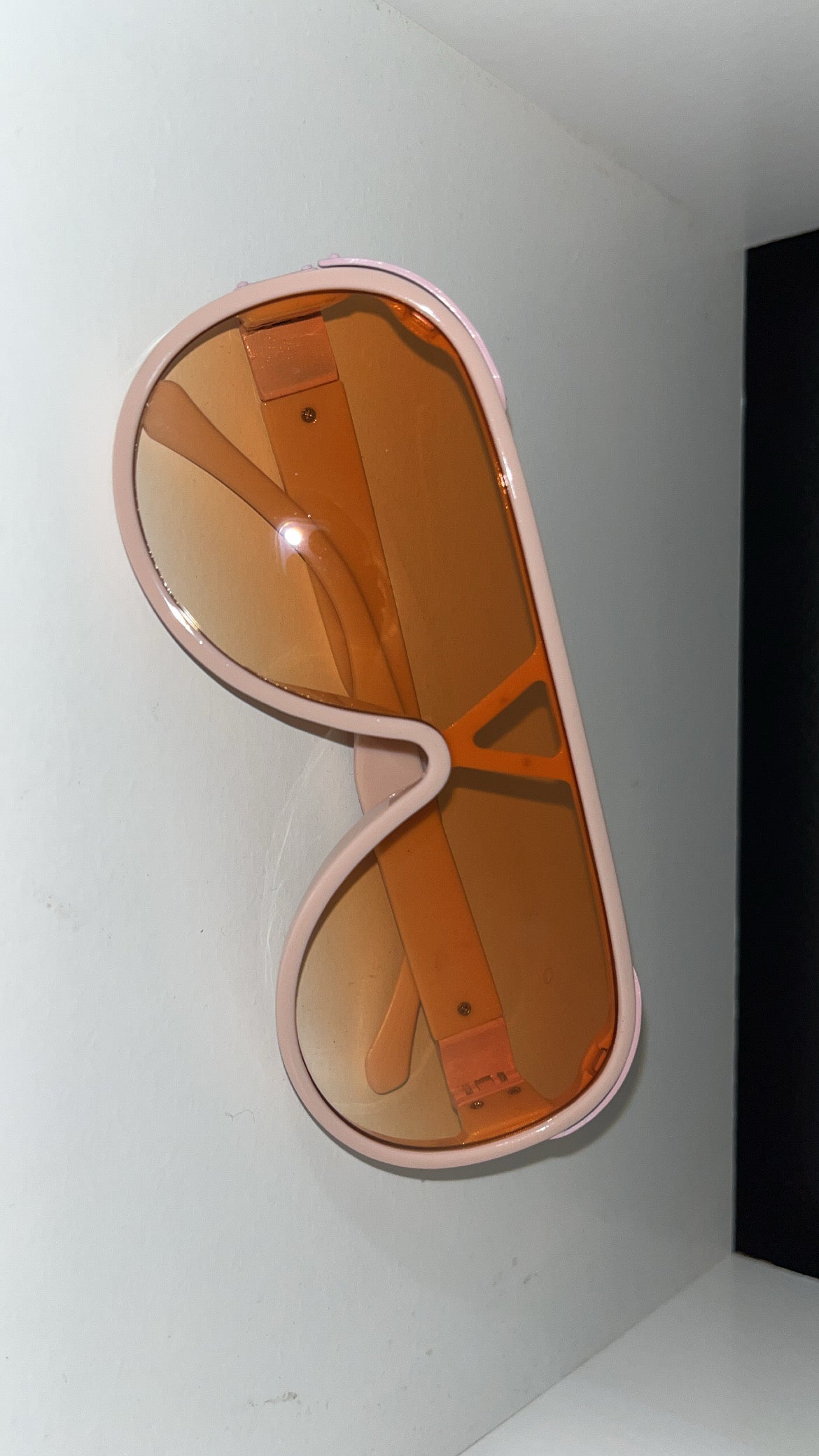 Ari shades