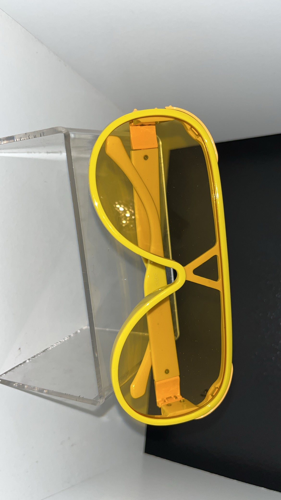 Ari shades